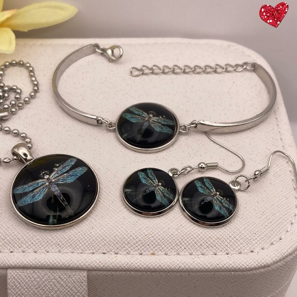 Dragonfly Cabochon Glass Pendant Necklace Earrings & Bracelet Set - Picture 4 of 4